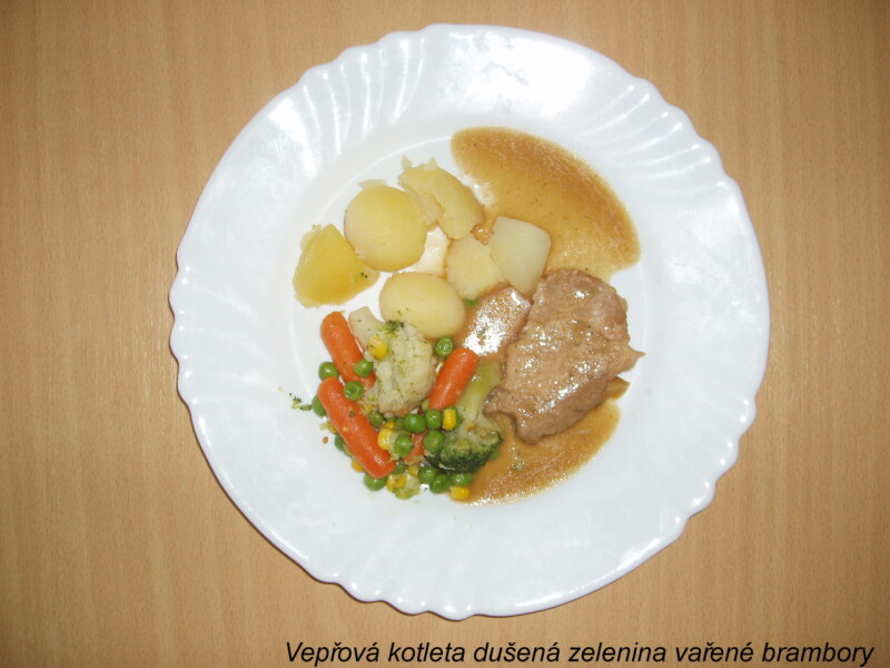 Vepřová kotleta dušená zelenina vařené brambory